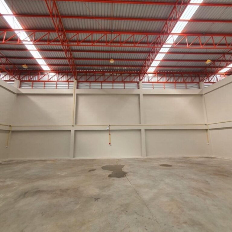โกดังว่าง ห้องสุดท้าย 450 ตรม หอพักให้เช่าสำหรับพนักงานไฟฟ้า แสงสว่าง ถนน(ในโกดัง) กว้าง 13 เมตรโกดังให้เช่า จ. สมุทรสาคร (พื้นที่สีชมพู )