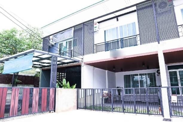 โซนอำเภอเมือง ขายด่วน 3.6 ล้าน 20.9 ตรว. ทาวน์โฮม 2 ชั้น ใกล้โรงเรียนปริ้นส์ ขายพร้อมผู้เช่า วิวบ้านสวย เงียบสงบ กว้างขวาง