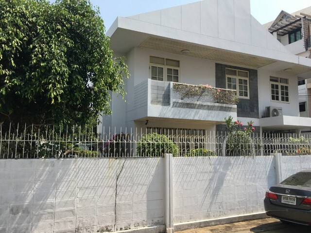 ให้เช่าบ้านเดี่ยว 2 ชั้น หลังมุม 71 ตรว. 4 ห้องนอน ซอยเย็นอากาศ 1 ย่านสาทร *** ปล่อยเช่าตามสภาพ***