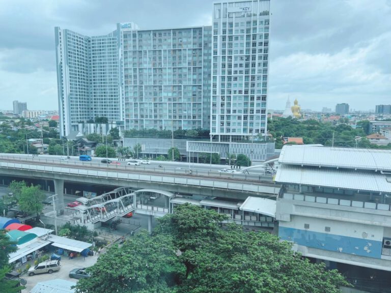 Tempo grand  BTS วุฒากาศ 
ห่าง 30m.มีร้าน 7-11 หน้าทางเข้าโครง

ห้องพร้อมอยู่ 

…