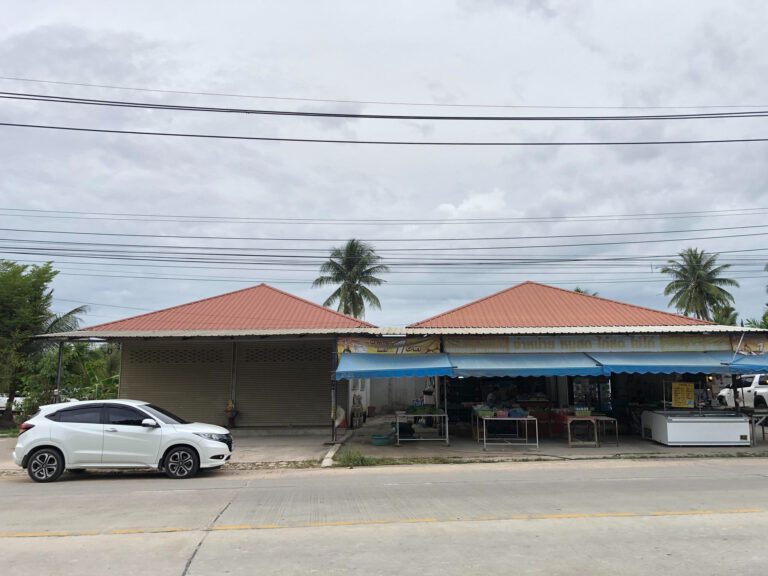 Land and House for Sale
For Sale ที่ดินพร้อมสิ่งปลุกสร้างติดถนนห้วยใหญ่ 
 ขนาดที…