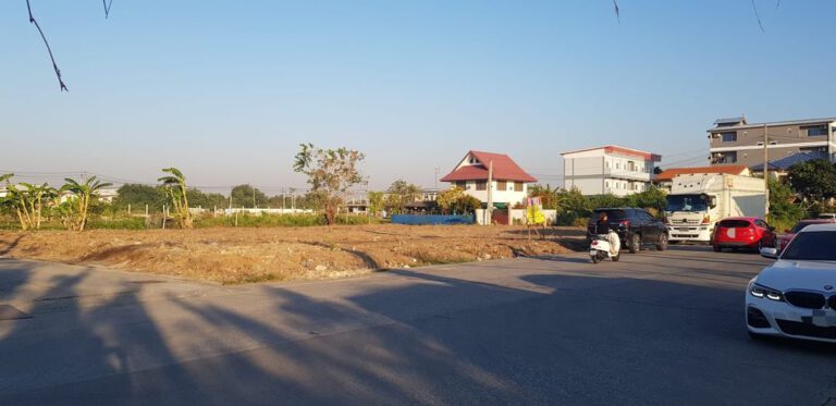 ที่ดิน 250 ตรว. ถมแล้ว ติดสาธารณะ 2 ด้าน
 ใจกลางชุมชนบางปลา บางพลี 
 800 เมตร จา…