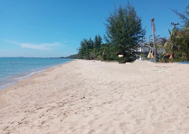 .       ขายด่วน รีสอร์ตใกล้ทะเล 200 เมตร   
 หาดสวย ใกล้แหล่งท่องเที่ยวมากมาย ขา…
