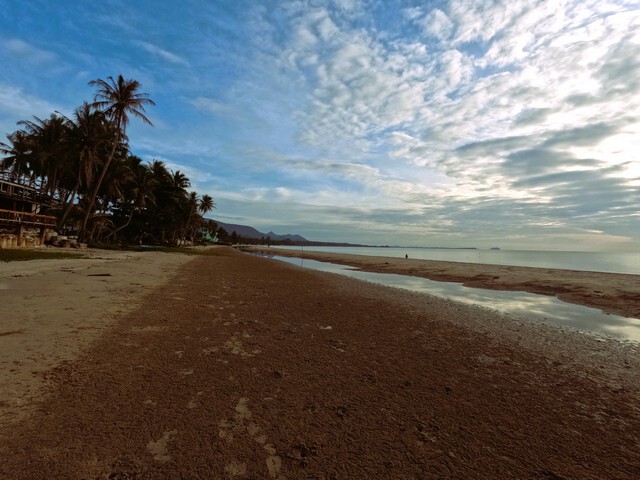 ร่ำรวยมั่งดีเลือกหาซื้อทรัพย์ดีที่ทีมงานขอเสนอ ขายที่ดินริมหาดสะพลีทรายขาวน้ำใสคราม สวยงามวิวทะเลธรรมชาติสุดสุด ปะทิวใกล้หาดสวยทุ่งวัวแล่น